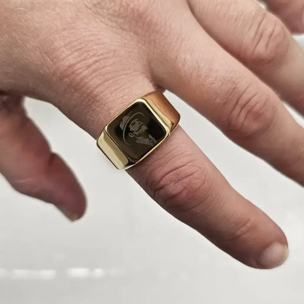 Lasergravur auf Schmuck – Ring mit Motiv