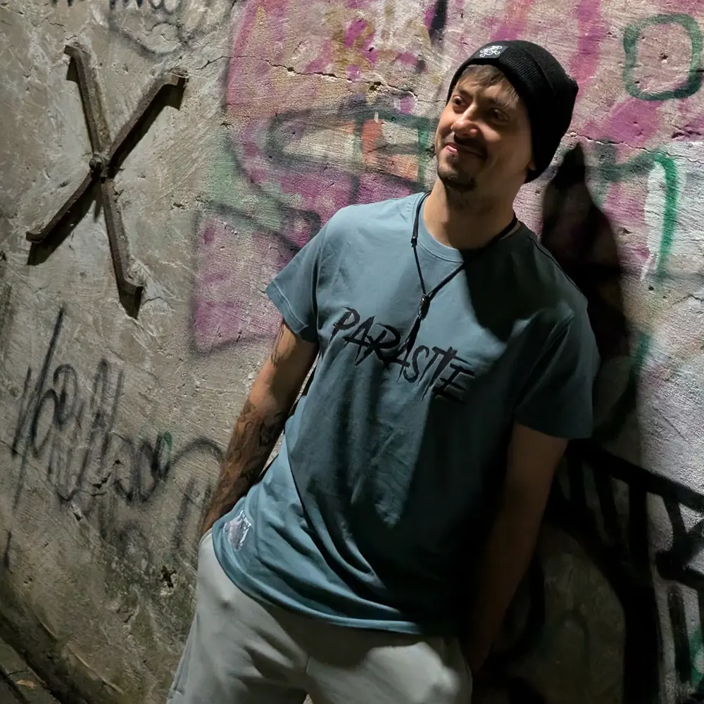 Project K.O. Shooting – weißes PARASITE Shirt